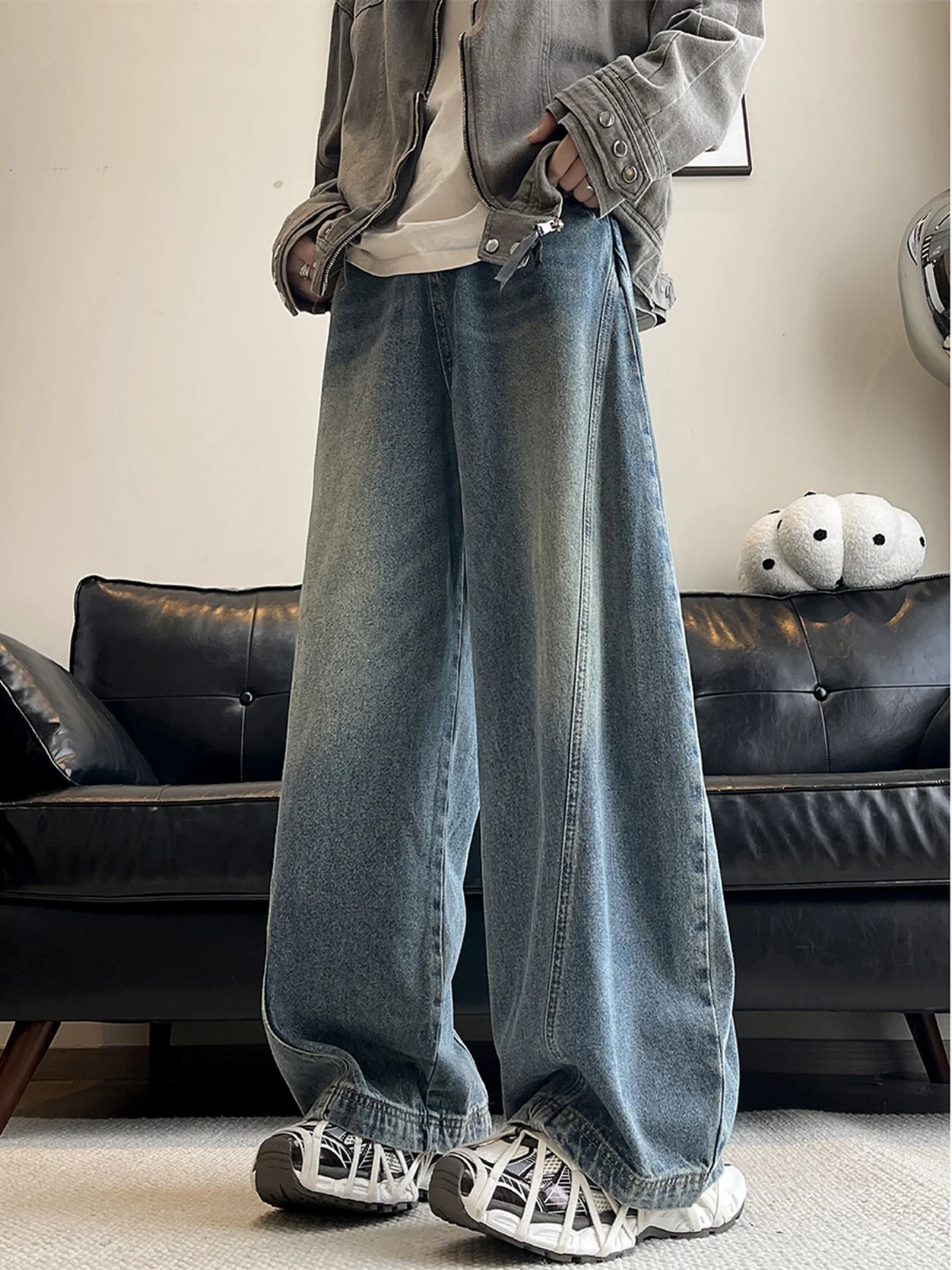 Мужские джинсы в стиле хип-хоп в американском стиле, весенне-осенние модные брендовые свободные широкие брюки с завышенной талией, расклешенные длинные брюки, повседневные джинсы
Мужские джинсы в стиле хип-хоп в американском стиле, весенне-осенние модные брендовые свободные широкие брюки с завышенной талией, расклешенные длинные брюки, повседневные джинсы