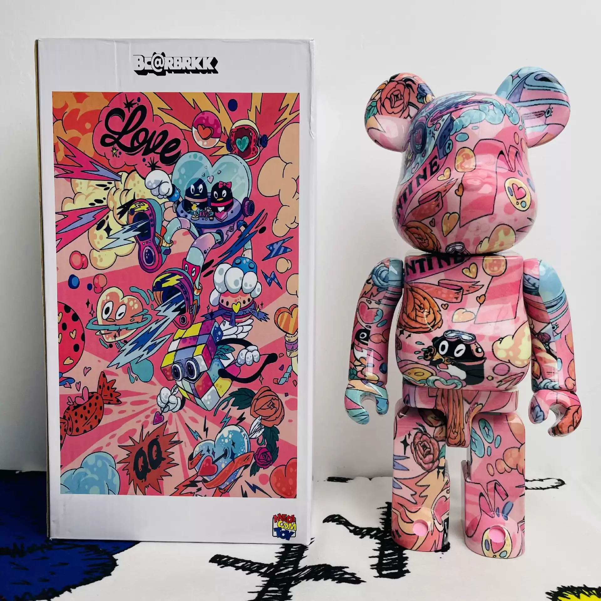 Bearbrick400% 28cm Building Block Bear Love Penguin QQ Valentine’s Day Decoration Gift Decoration Hand-made Plastic Teddy Bear
Bearbrick400% 28cm Building Block Bear Love Penguin QQ Valentine’s Day Decoration Gift Decoration Hand-made Plastic Teddy Bear