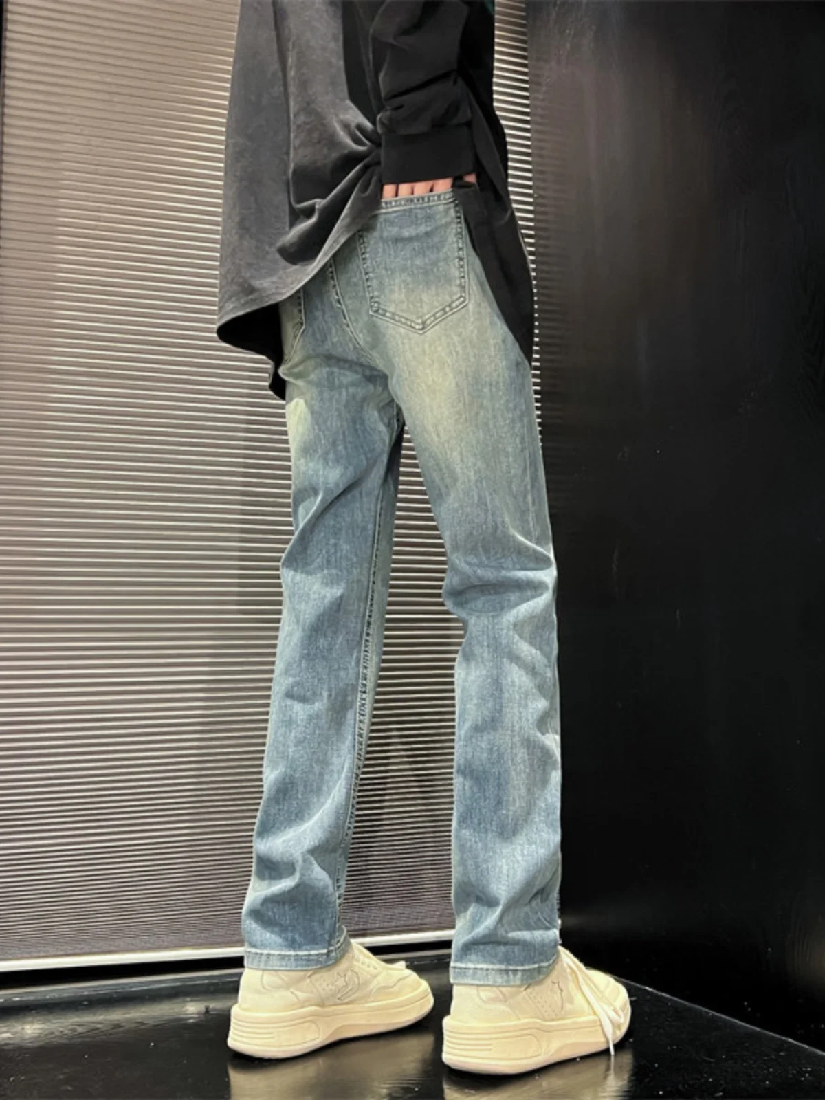 Американские синие джинсы в стиле ретро для мужчин, модные прямые брюки в стиле High Street Vibe, молодежные износостойкие эластичные джинсы из денима
Американские синие джинсы в стиле ретро для мужчин, модные прямые брюки в стиле High Street Vibe, молодежные износостойкие эластичные джинсы из денима