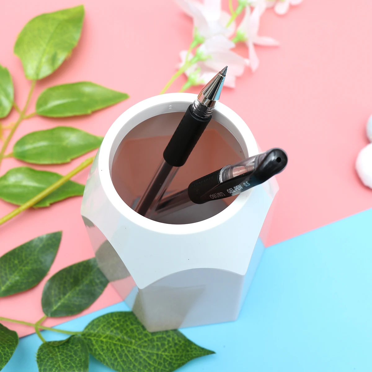 Large Pencil Pot Pen Holder Creative Storage Container Desk Decoration Lightweight Exquisite Look Lovely Portable Makeup
Large Pencil Pot Pen Holder Creative Storage Container Desk Decoration Lightweight Exquisite Look Lovely Portable Makeup