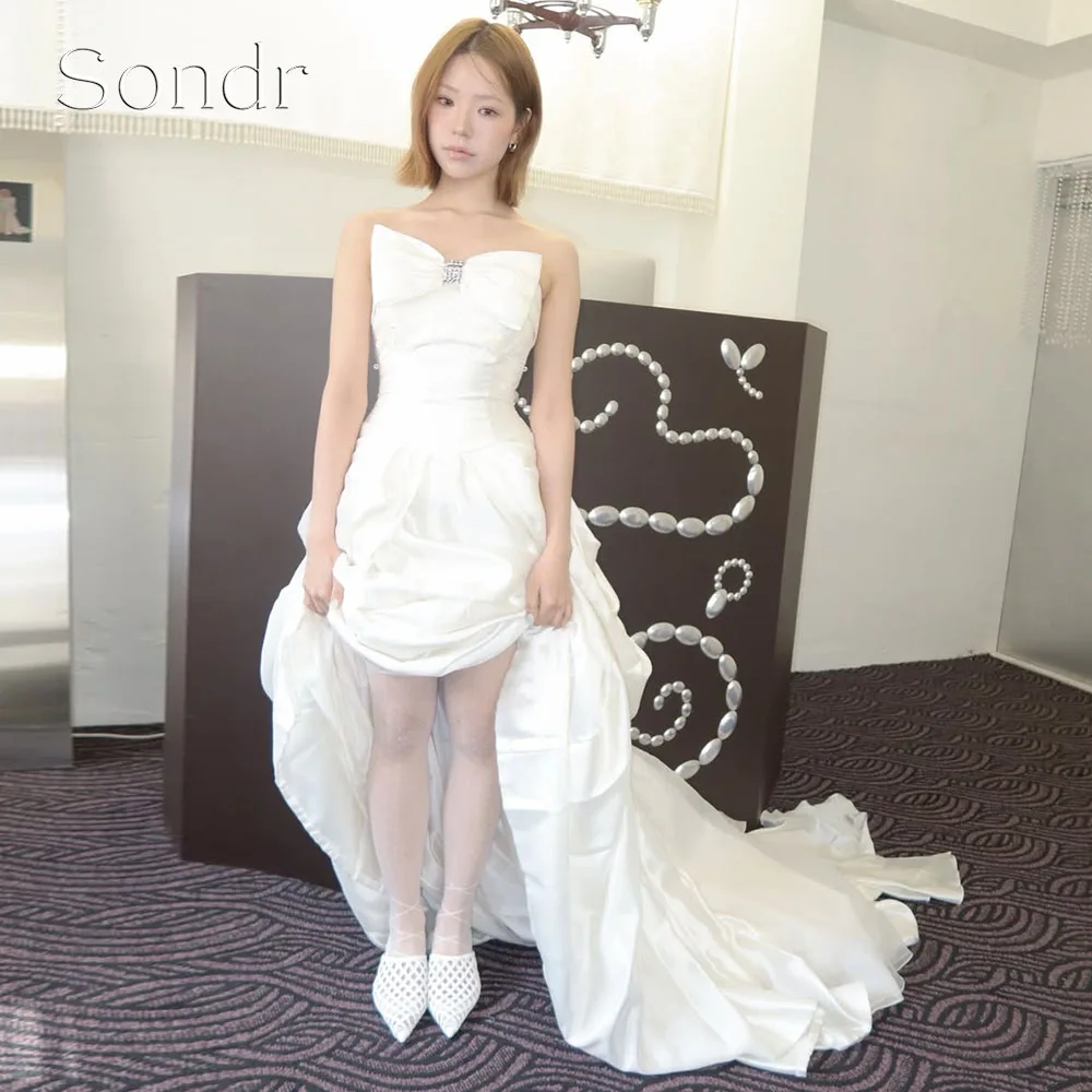 Sondr Customized Strapless Bow White Korean Wedding Dresses with Train Backless Satin Bride Gowns A Line
Sondr Customized Strapless Bow White Korean Wedding Dresses with Train Backless Satin Bride Gowns A Line