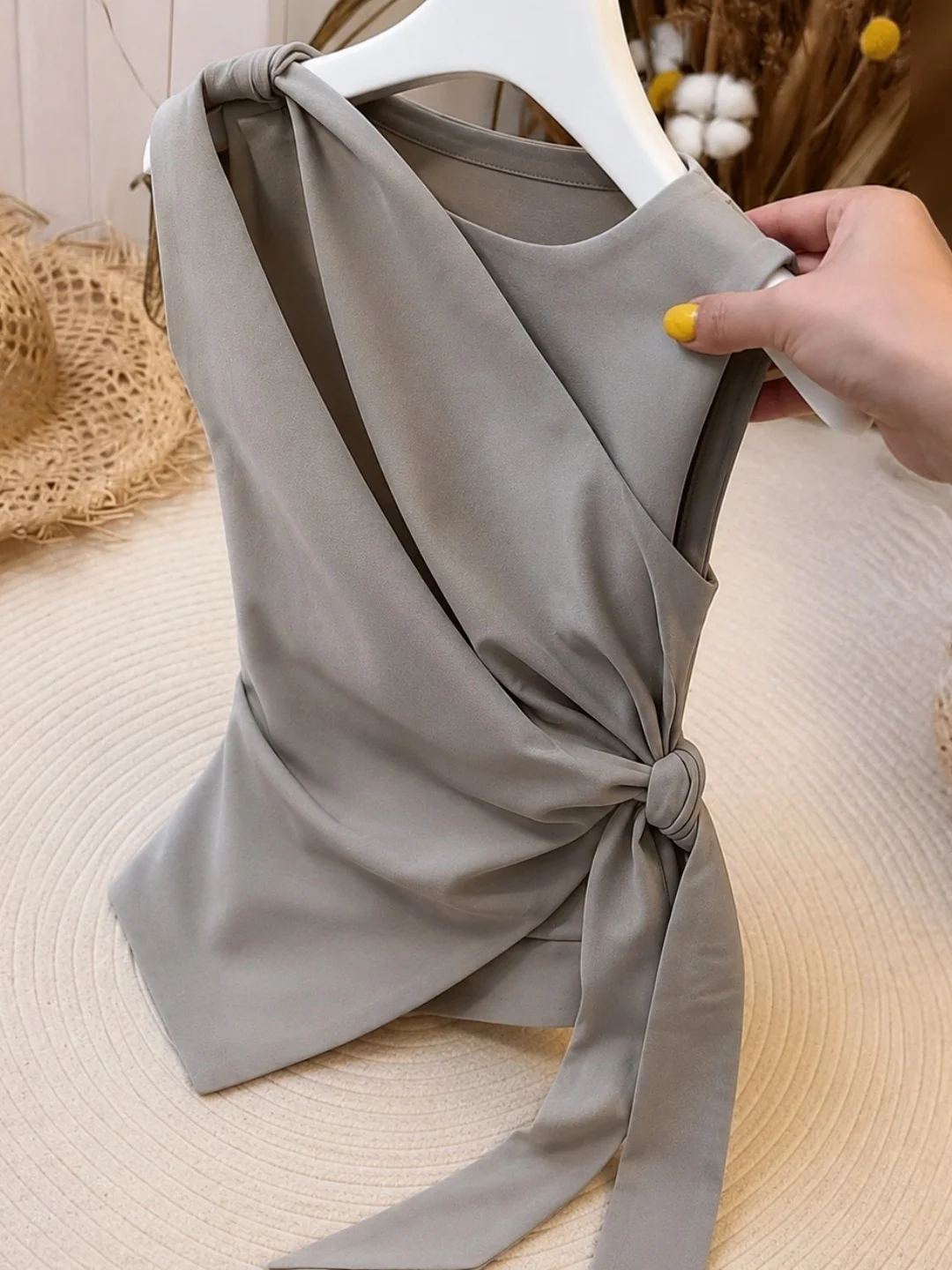 Elegant Summer 2026 Women's Slim Fit Sleeveless Vest with Belt Design Korean Style Commute Pure Color round Neck Top
Elegant Summer 2026 Women's Slim Fit Sleeveless Vest with Belt Design Korean Style Commute Pure Color round Neck Top