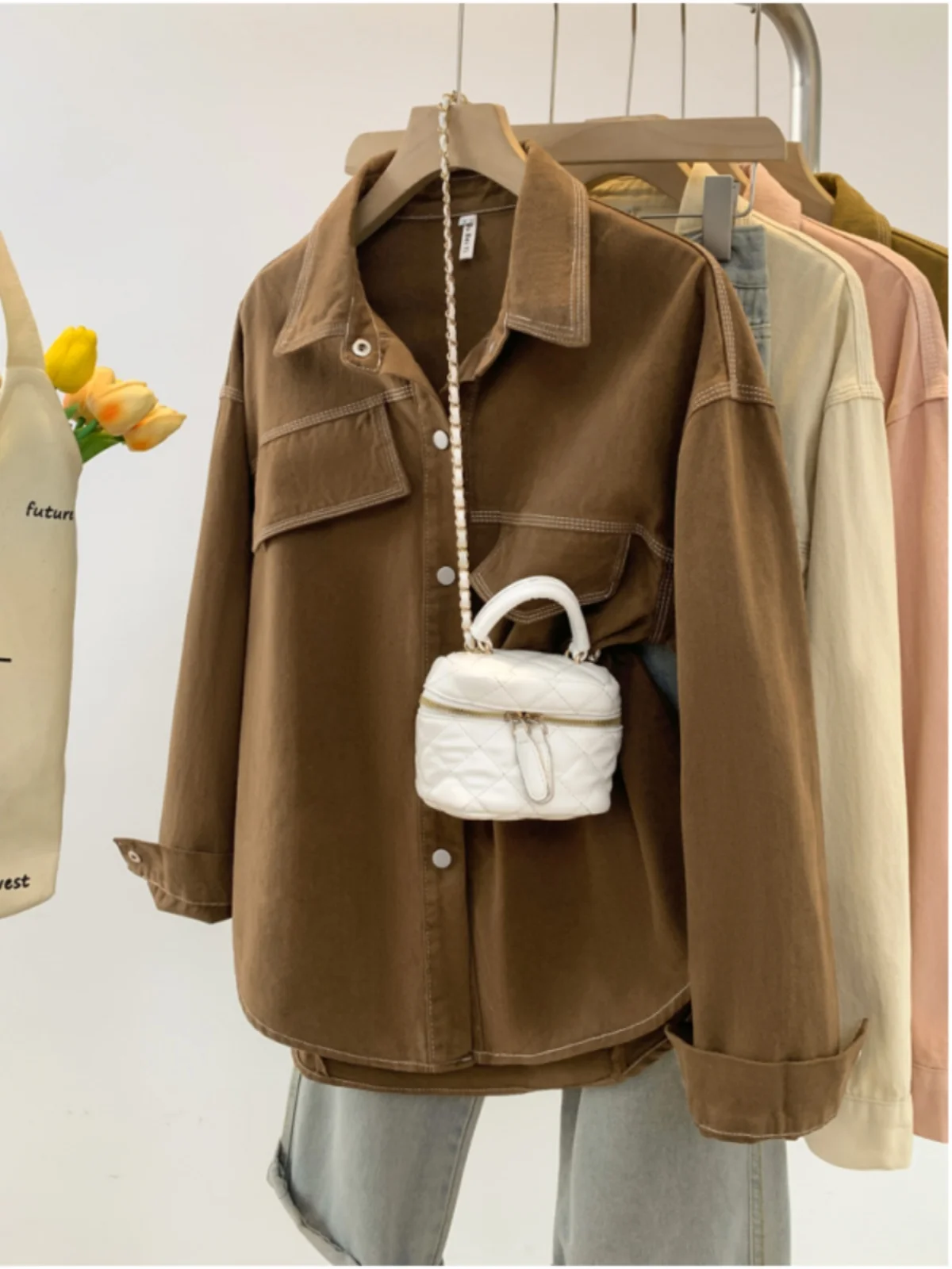 Американская ретро-джинсовая куртка-рубашка женская, весна-осень 2025, новая, свободная, повседневная, универсальная, средней длины, топ-куртка
Американская ретро-джинсовая куртка-рубашка женская, весна-осень 2025, новая, свободная, повседневная, универсальная, средней длины, топ-куртка