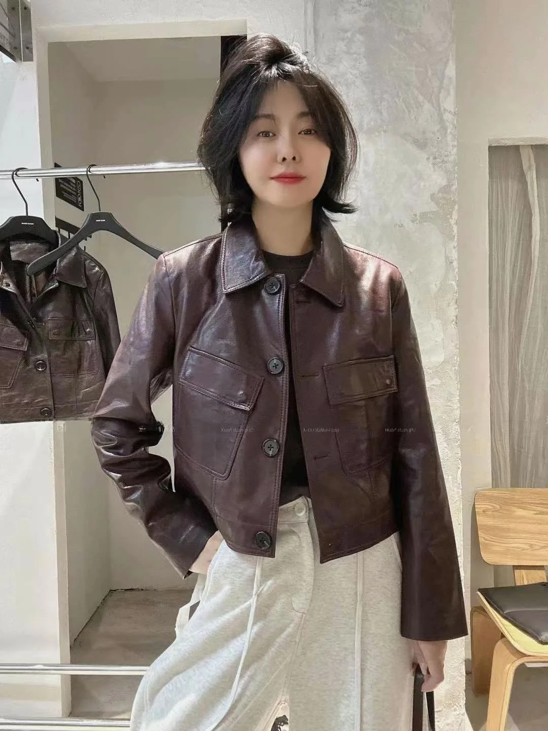 Новая женская куртка из натуральной овчины 2025 года, асимметричная, с двойными карманами, отложным воротником, укороченная, верхняя одежда
Новая женская куртка из натуральной овчины 2025 года, асимметричная, с двойными карманами, отложным воротником, укороченная, верхняя одежда