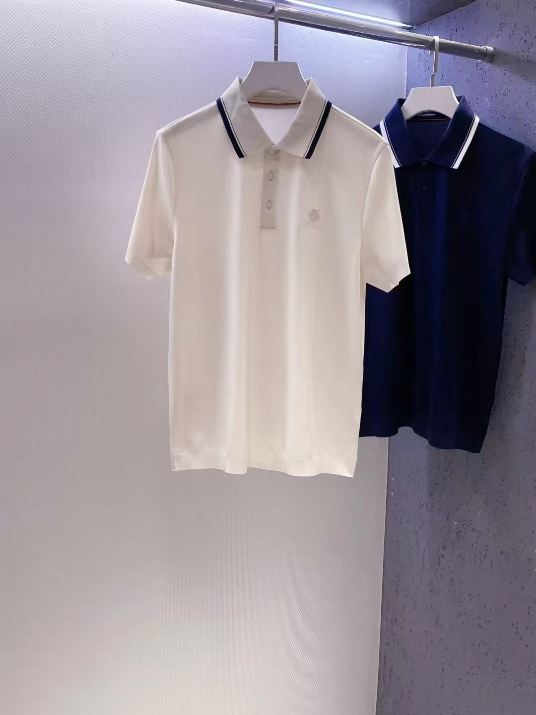 Italian Style Luxury Men's Shirt Summer Lightweight Breathable Cotton Mesh Lisle Georgette Short Sleeve Turn-down Collar...
Italian Style Luxury Men's Shirt Summer Lightweight Breathable Cotton Mesh Lisle Georgette Short Sleeve Turn-down Collar...