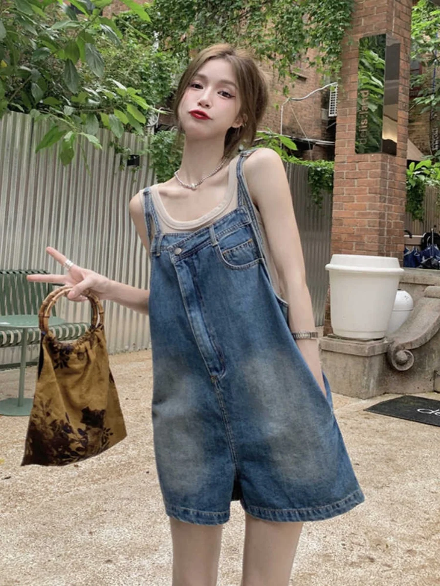 Ретро-комбинезон из синего денима для женщин: летние свободные брюки с высокой талией, прямые и широкие штанины, дизайнерские шорты
Ретро-комбинезон из синего денима для женщин: летние свободные брюки с высокой талией, прямые и широкие штанины, дизайнерские шорты