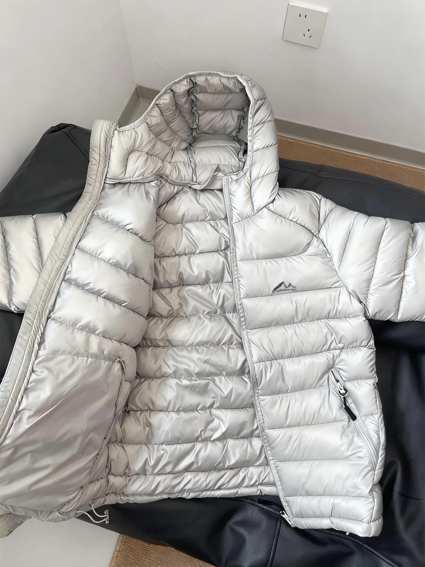 Американская легкая пуховая куртка из хлопка с капюшоном для мужчин и женщин, зимняя уличная спортивная куртка для защиты от холода
Американская легкая пуховая куртка из хлопка с капюшоном для мужчин и женщин, зимняя уличная спортивная куртка для защиты от холода