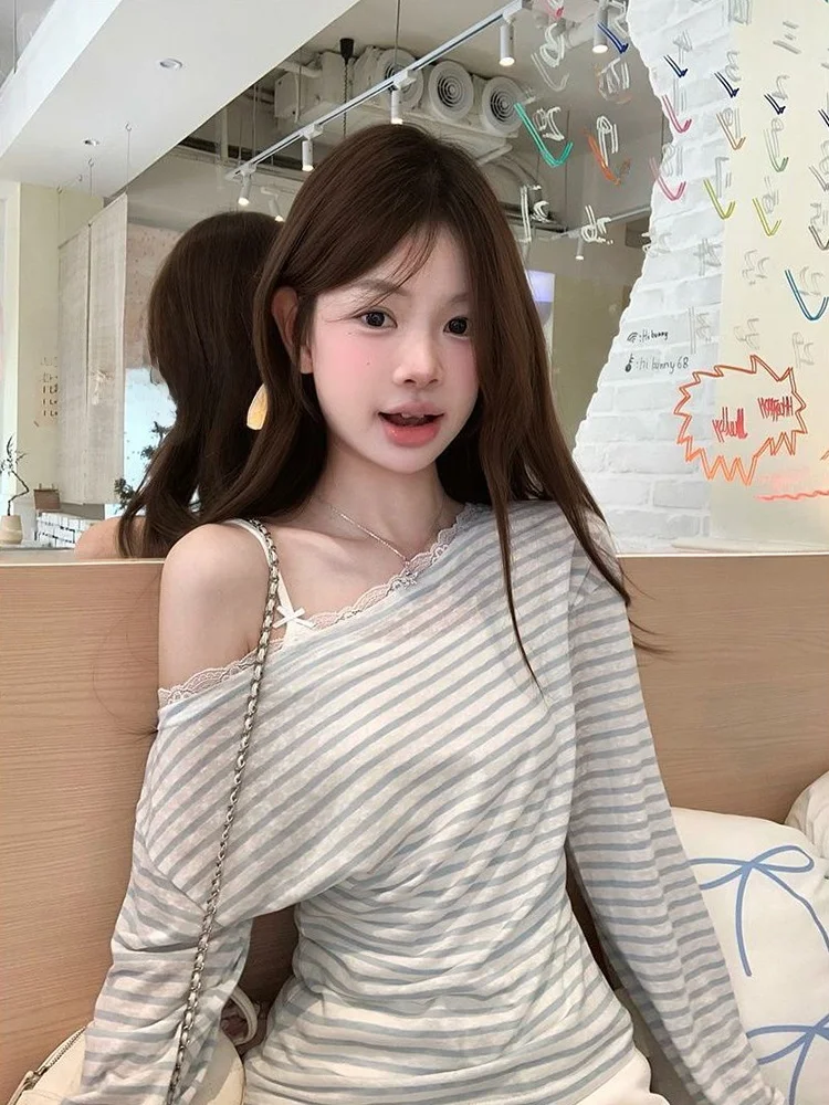 Sweet Style Long Sleeve T-Shirt Women's New 2026 Lace Splice Shoulder Bared Slim Fit Waist Cinched Cover up Top Shirt
Sweet Style Long Sleeve T-Shirt Women's New 2026 Lace Splice Shoulder Bared Slim Fit Waist Cinched Cover up Top Shirt