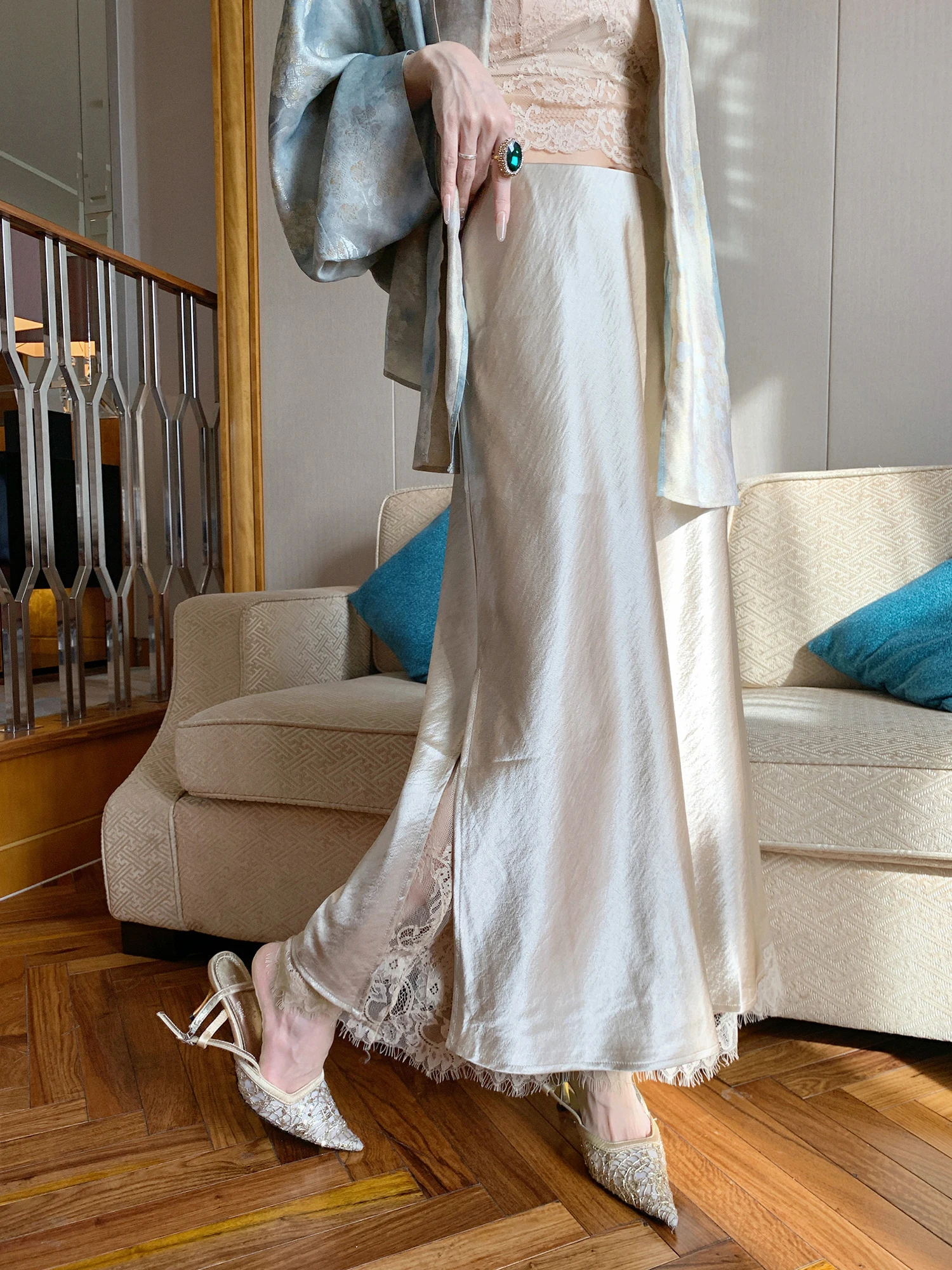 Elegant Lace Side Slit Half Skirt by Guogou Home Fashion Slimming High-End Feel A-Line Midi Skirt Polyester Fiber
Elegant Lace Side Slit Half Skirt by Guogou Home Fashion Slimming High-End Feel A-Line Midi Skirt Polyester Fiber