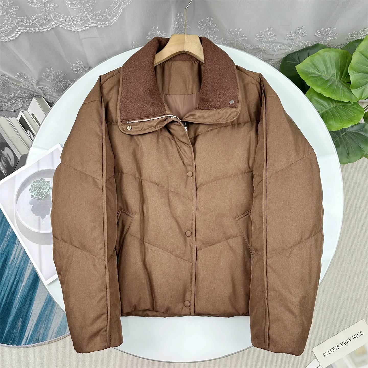 High Collar Duck down Jacket Women's Loose Short Style Warmth Outerwear Lightweight New Arrival Winter 2025 Fashion Trend
High Collar Duck down Jacket Women's Loose Short Style Warmth Outerwear Lightweight New Arrival Winter 2025 Fashion Trend