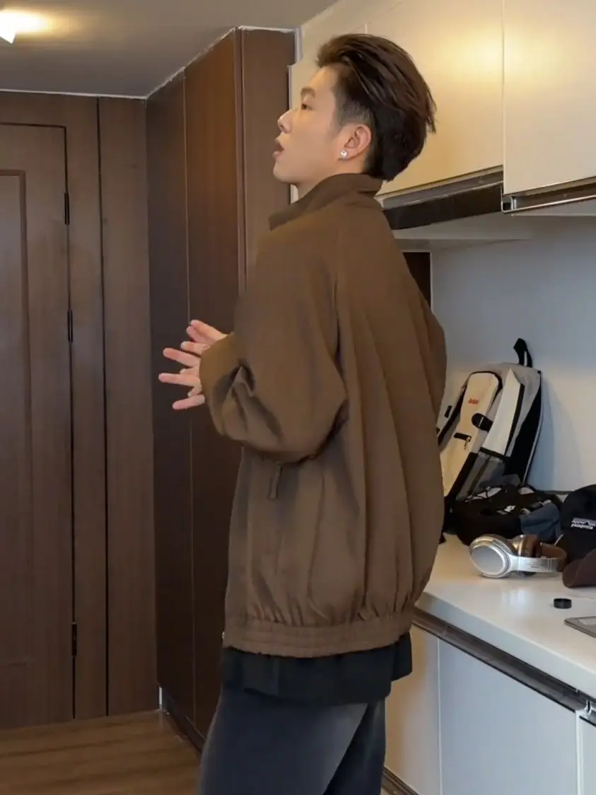 Мужская куртка-бомбер из замши с подкладкой, осенняя, красная, в стиле милитари, футуристическая, высококачественная, для вечеринок, модная, для мальчиков, Ins
Мужская куртка-бомбер из замши с подкладкой, осенняя, красная, в стиле милитари, футуристическая, высококачественная, для вечеринок, модная, для мальчиков, Ins