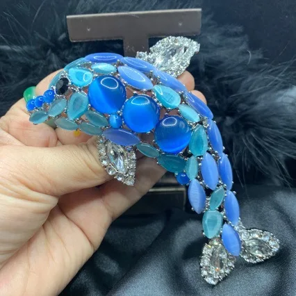 European and American Fashion Trends, Literary Niche Design, Cat's Eye Inlaid with Shiny Rhinestones, Fresh Blue Dolphin Brooch
European and American Fashion Trends, Literary Niche Design, Cat's Eye Inlaid with Shiny Rhinestones, Fresh Blue Dolphin Brooch