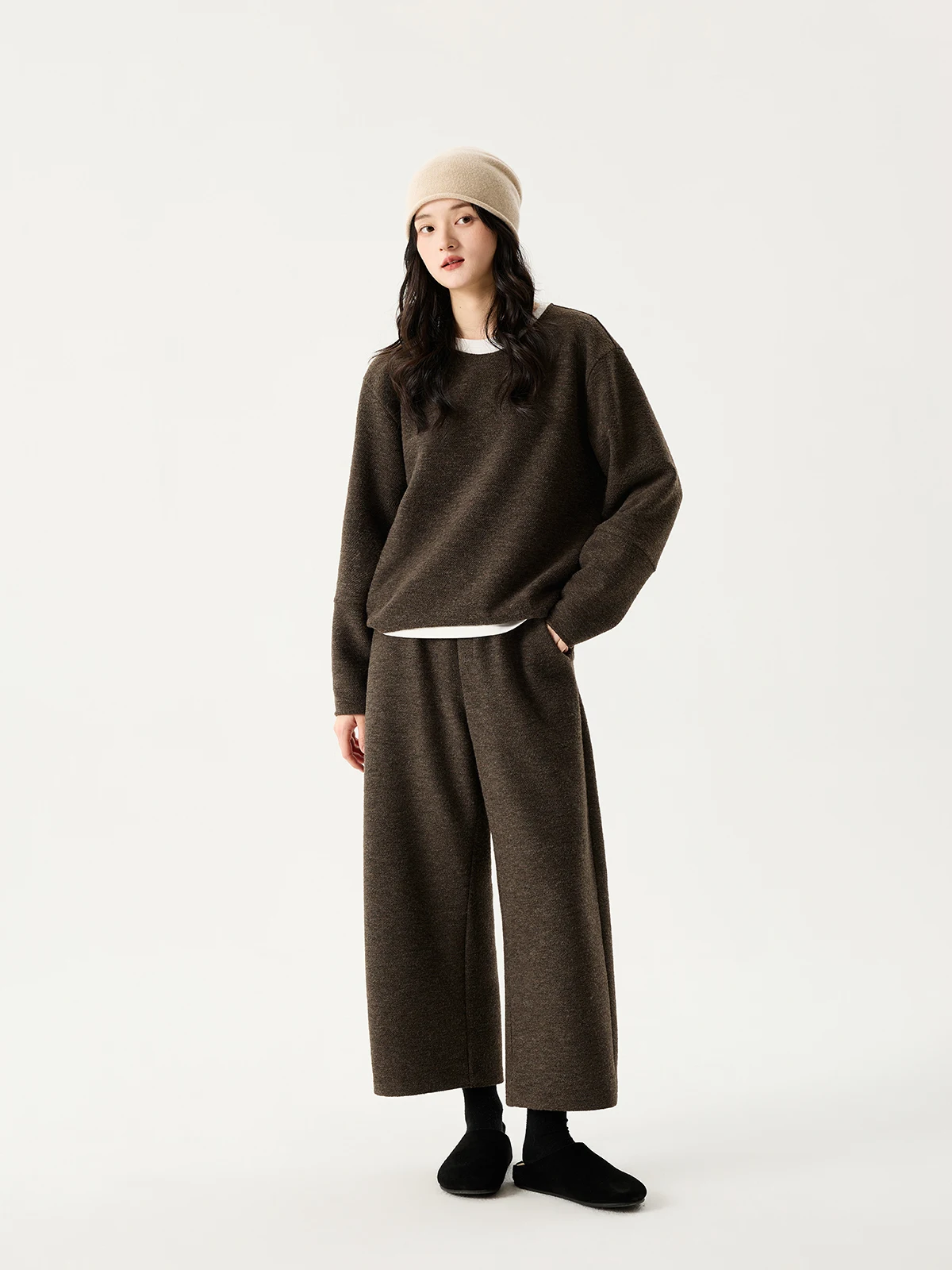 High-End Wool Knitted Texture Top Overhead Shirt And Micro Arc Nine-Piece Pants Women's Casual Fashion Natural Waist Elastic
High-End Wool Knitted Texture Top Overhead Shirt And Micro Arc Nine-Piece Pants Women's Casual Fashion Natural Waist Elastic