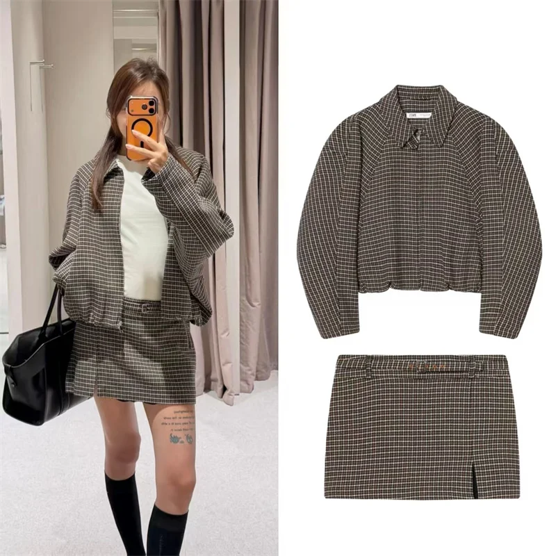 Женский костюм, новая хлопковая куртка-пилот с узором «гусиные лапки» и поясом, юбка, брюки, осенняя мода, повседневный комплект из 2 предметов
Женский костюм, новая хлопковая куртка-пилот с узором «гусиные лапки» и поясом, юбка, брюки, осенняя мода, повседневный комплект из 2 предметов