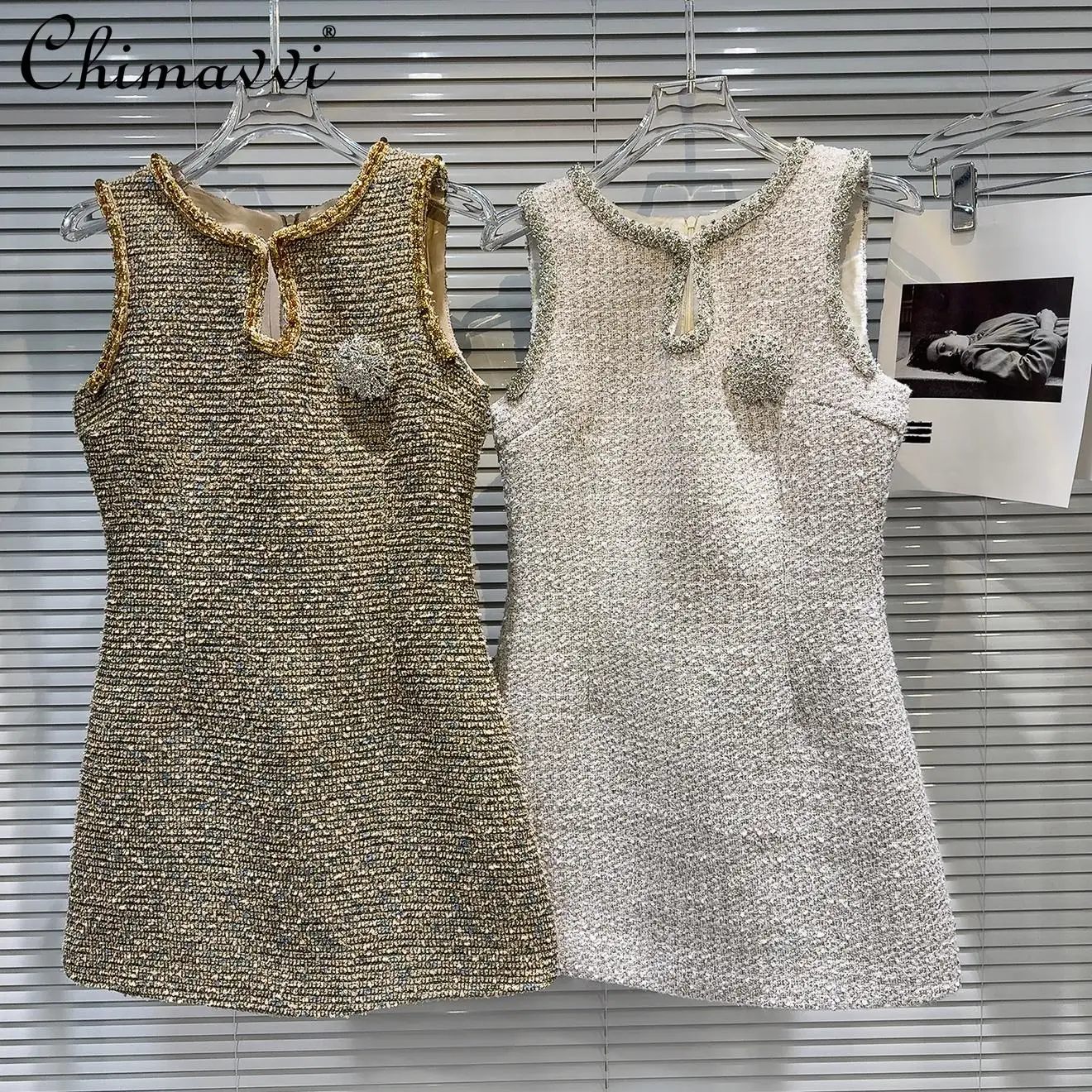 2025 Spring and Summer New Fashion Celebrity Rhinestone Edge Brooch Tweed Waist Vest Dress Slim Temperament Short Party Dresses
2025 Spring and Summer New Fashion Celebrity Rhinestone Edge Brooch Tweed Waist Vest Dress Slim Temperament Short Party Dresses