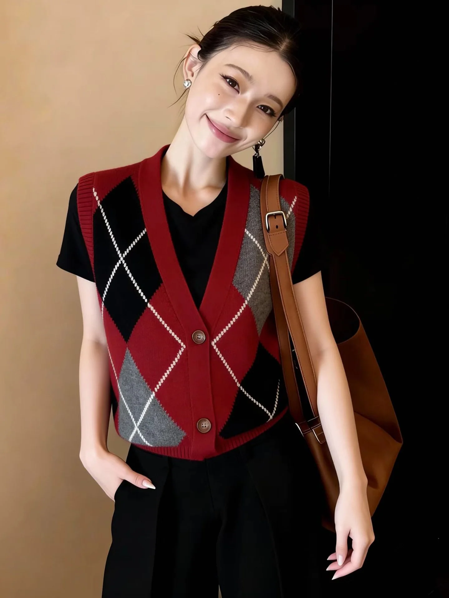 Early Spring 2026 Women's V-Neck Knitted Vest Simple Sleeveless Cashmere Korean Style Color Block Versatile Muffin Jacket
Early Spring 2026 Women's V-Neck Knitted Vest Simple Sleeveless Cashmere Korean Style Color Block Versatile Muffin Jacket