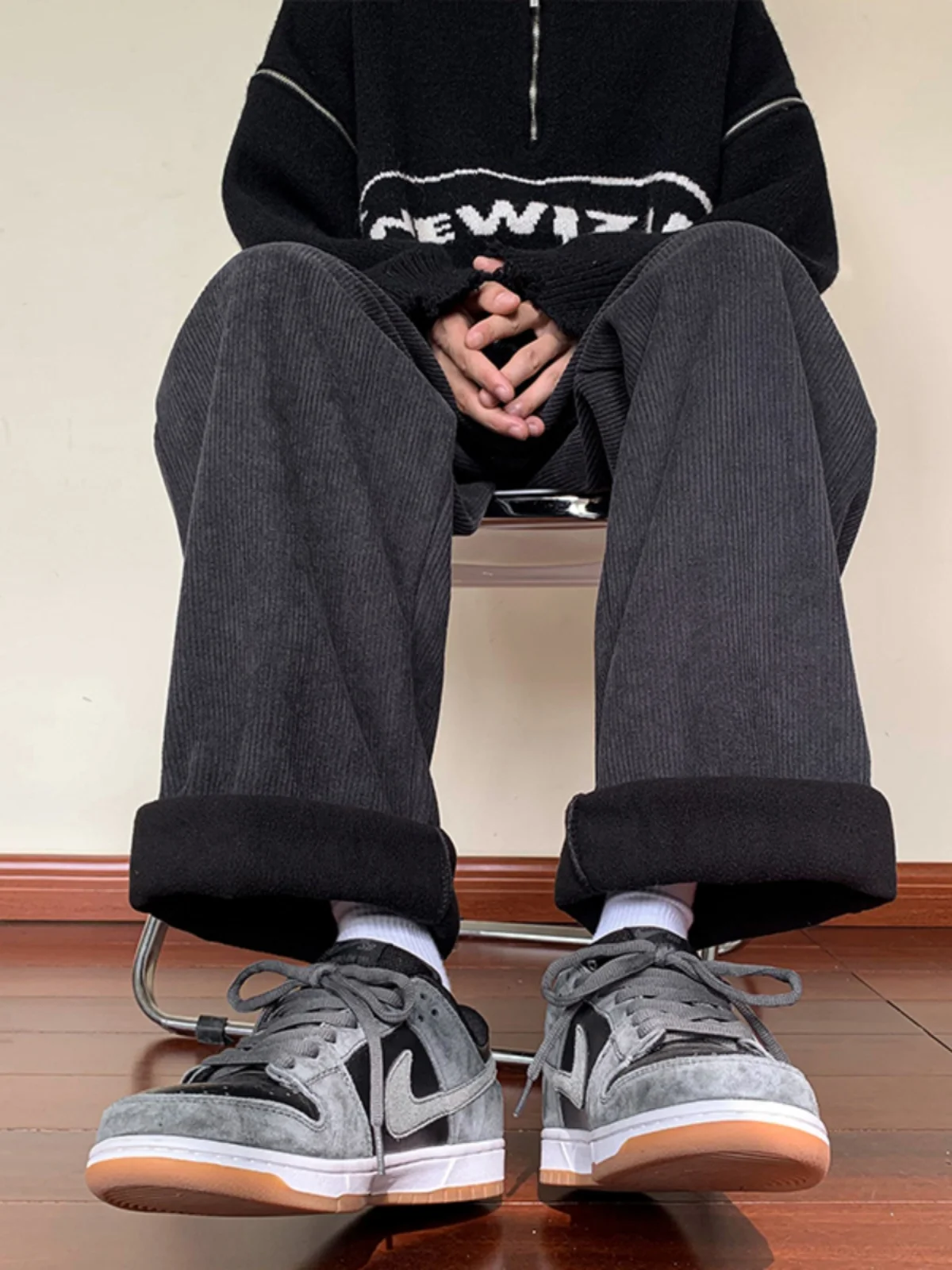 Мужские утепленные вельветовые брюки прямого кроя на флисовой подкладке, осенне-зимние, повседневные, в стиле ретро, модные, молодежные, универсальные брюки
Мужские утепленные вельветовые брюки прямого кроя на флисовой подкладке, осенне-зимние, повседневные, в стиле ретро, модные, молодежные, универсальные брюки