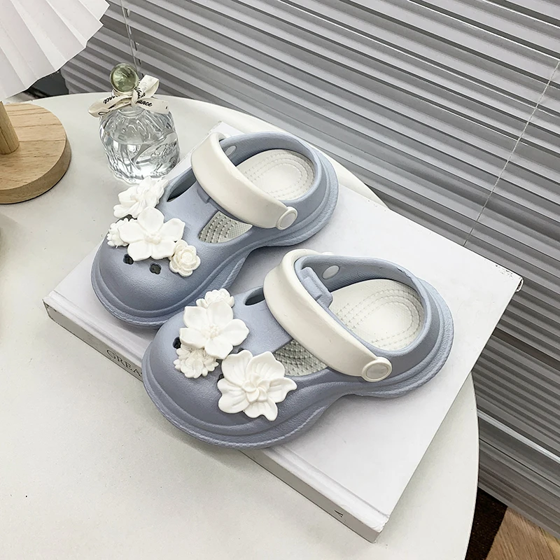 A pair of children's platform non slip clogs lightweight breathable sandals with flower decorations MM-779-543
A pair of children's platform non slip clogs lightweight breathable sandals with flower decorations MM-779-543