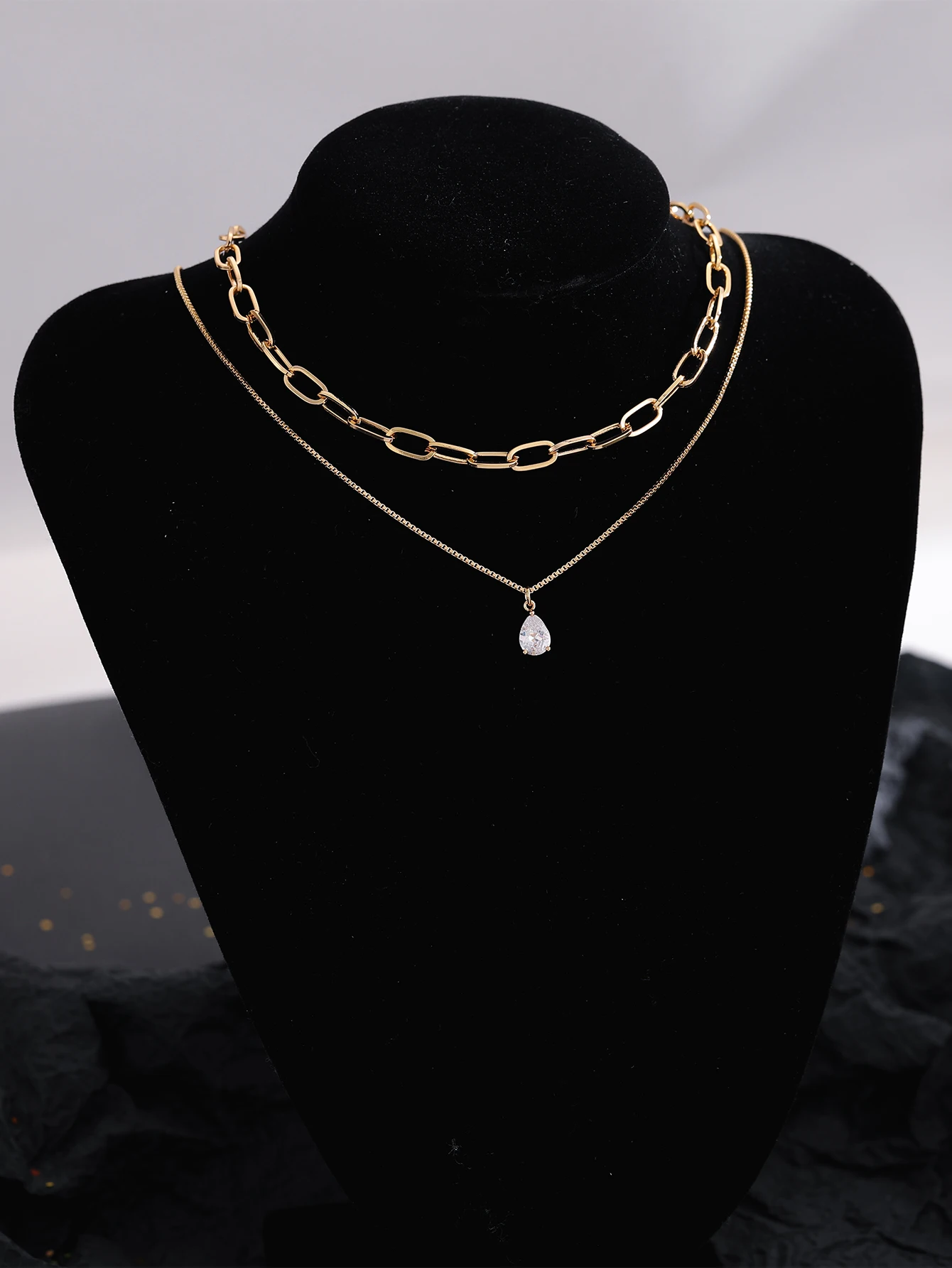 Elegant Sweater Chain Necklace with Water Drop Zircon Pendant for Women Classic Fashion Accessory for Party Concert Vacation
Elegant Sweater Chain Necklace with Water Drop Zircon Pendant for Women Classic Fashion Accessory for Party Concert Vacation