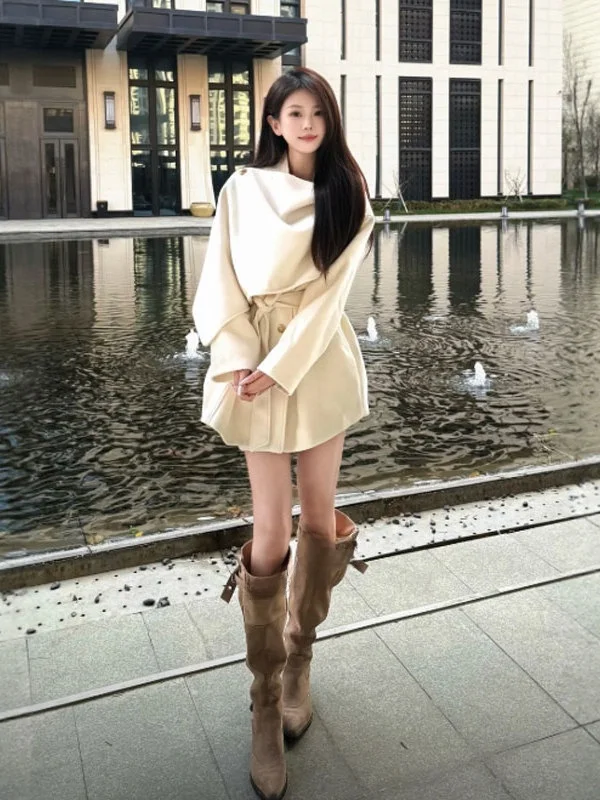 Корейское двустороннее шерстяное пальто: нежное и стильное, с эффектом легкого ветра, длинное, с круглым вырезом, очень теплое для зимнего сезона.
Корейское двустороннее шерстяное пальто: нежное и стильное, с эффектом легкого ветра, длинное, с круглым вырезом, очень теплое для зимнего сезона.