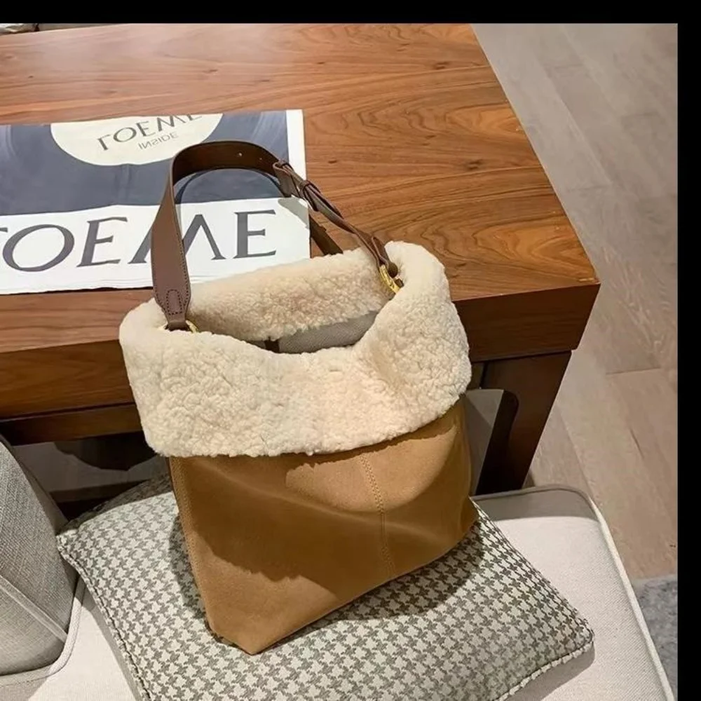 Замшевая кожаная сумка-тоут с сумкой на плечо из искусственного меха, уютные плюшевые зимние теплые нечеткие сумки для женщин, поездок на работу
Замшевая кожаная сумка-тоут с сумкой на плечо из искусственного меха, уютные плюшевые зимние теплые нечеткие сумки для женщин, поездок на работу