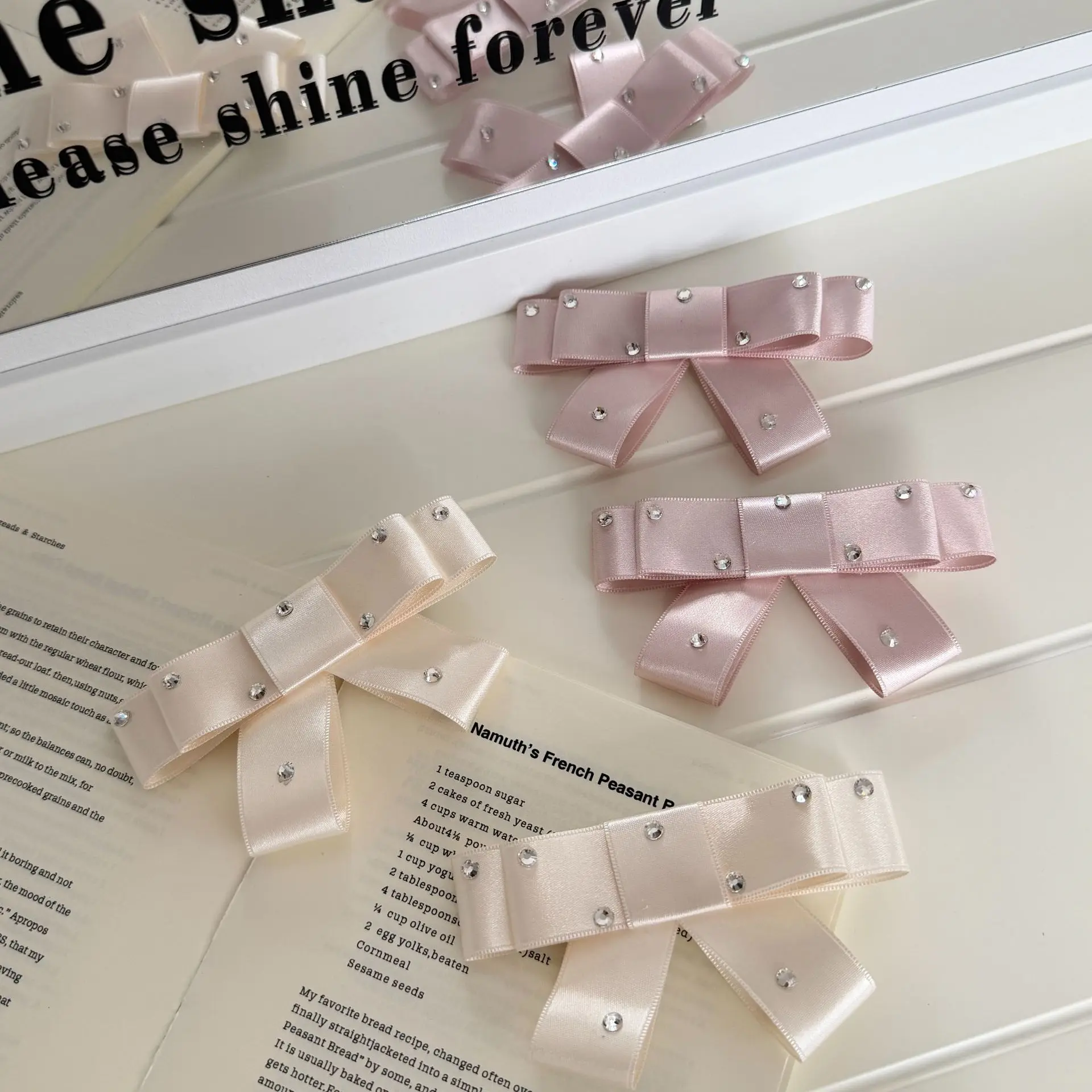 Satin Rhinestone Bow Top Hair Clip French Light Luxury Elegant Side Clip for Women Daily Office Soft Girly Headwear
Satin Rhinestone Bow Top Hair Clip French Light Luxury Elegant Side Clip for Women Daily Office Soft Girly Headwear