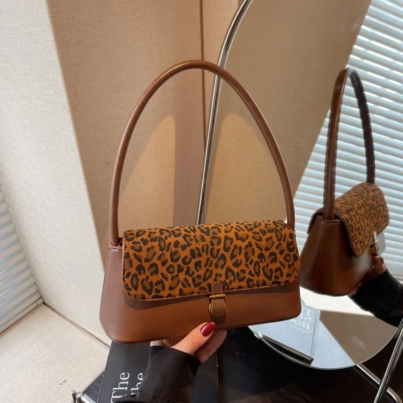 Stylish Minimalist Designer Diaper Bag For Women Vintage Leather Large Capacity Tote Luxury Elegant Classic Fashionable Commuter
Stylish Minimalist Designer Diaper Bag For Women Vintage Leather Large Capacity Tote Luxury Elegant Classic Fashionable Commuter