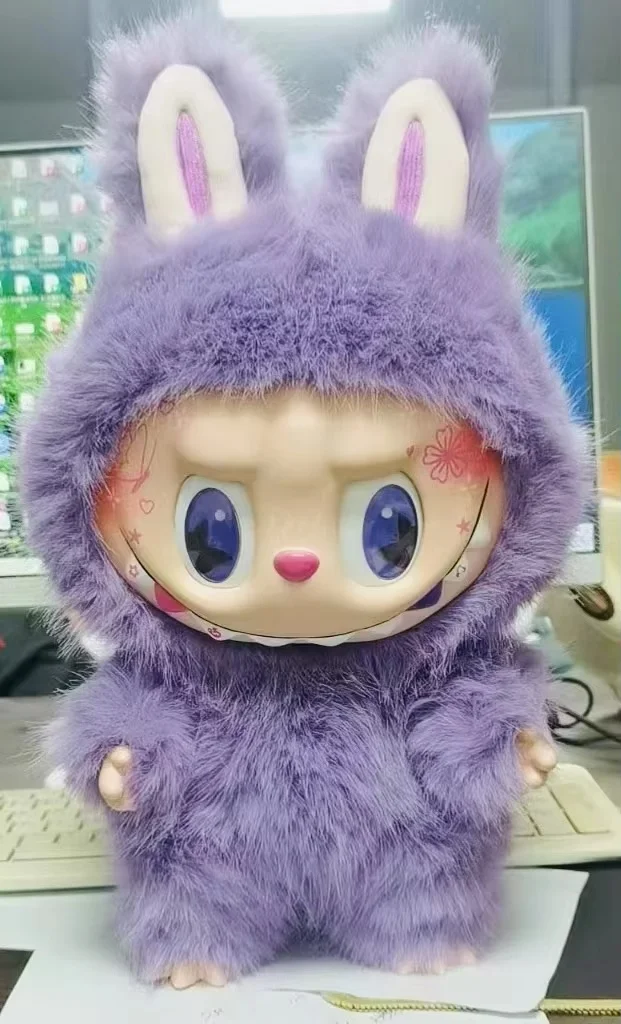 1:1 Новая серия фиолетовых кукол Monster Lababu, украшение Kawaii, специальный индивидуальный подарок подруге на День святого Валентина.
1:1 Новая серия фиолетовых кукол Monster Lababu, украшение Kawaii, специальный индивидуальный подарок подруге на День святого Валентина.