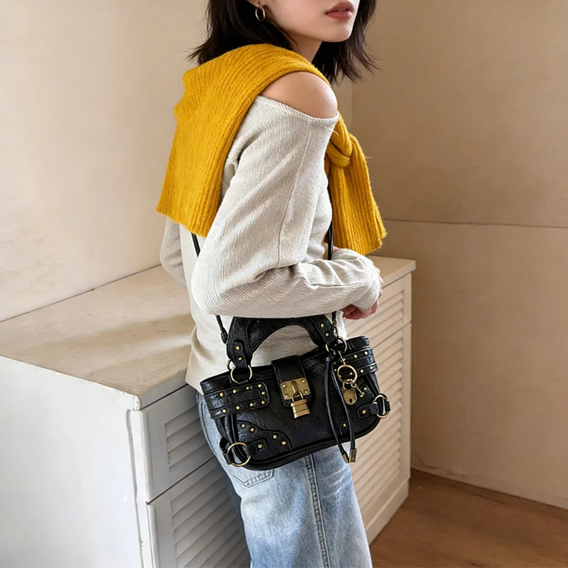 Retro Crossbody Bag Rivet Black Fashion Lock Design Small Bag Street Cool Motorcycle Bag Trend Handbag High Quality Women's Bag
Retro Crossbody Bag Rivet Black Fashion Lock Design Small Bag Street Cool Motorcycle Bag Trend Handbag High Quality Women's Bag