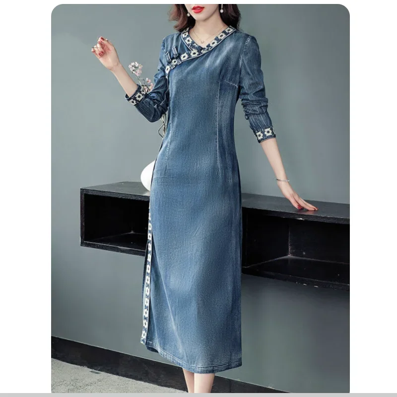 Spring and Autumn Retro Embroidery Improved Cheongsam Slimming V-neck Long Dress
Spring and Autumn Retro Embroidery Improved Cheongsam Slimming V-neck Long Dress