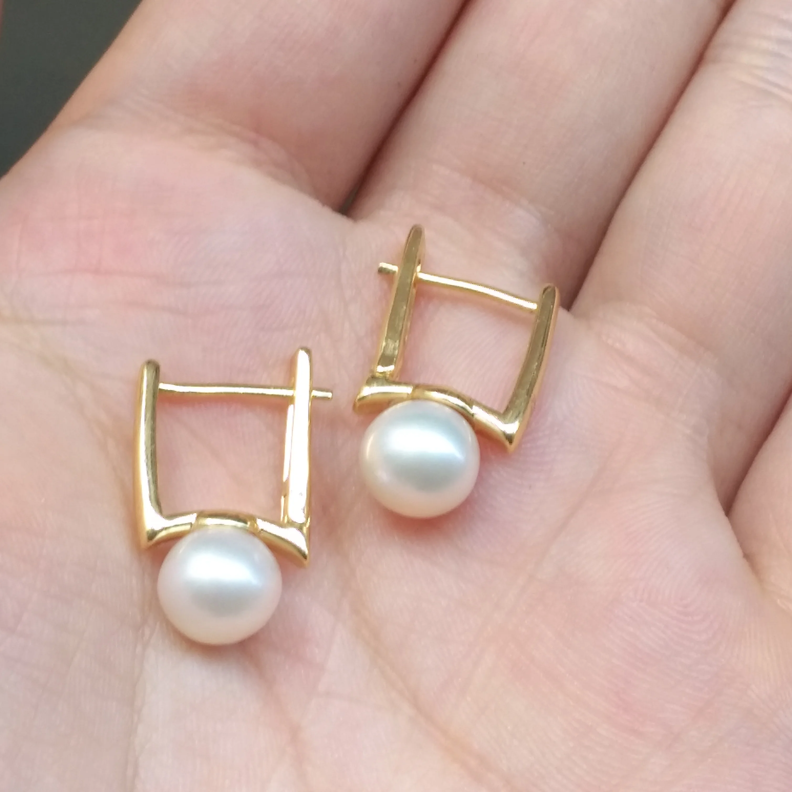 Gorgeous AAAAA Japanese Akoya Round 7-8mm White Pearl Earring Videos and pictures are all taken in kind.
Gorgeous AAAAA Japanese Akoya Round 7-8mm White Pearl Earring Videos and pictures are all taken in kind.