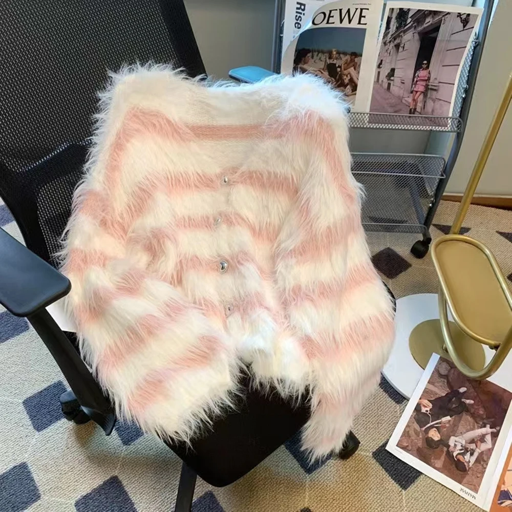 Loose Short Striped Cardigan For Women Single Love Shaped Button Sweater Female Autumn Winter New V-Neck Knitted Soft Top
Loose Short Striped Cardigan For Women Single Love Shaped Button Sweater Female Autumn Winter New V-Neck Knitted Soft Top