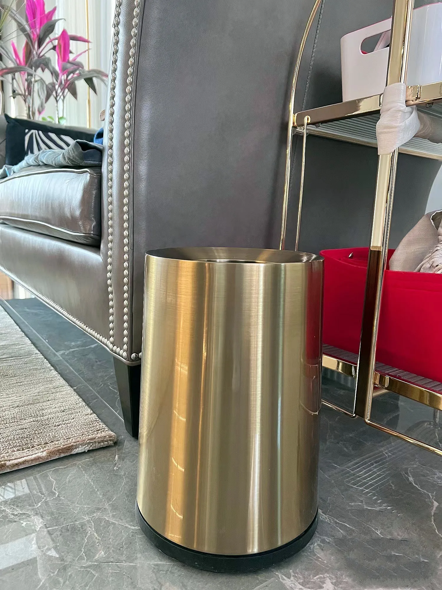 Aluminum alloy conical room bucket Hotel room trash can Round uncovered KTV trash storage tank
Aluminum alloy conical room bucket Hotel room trash can Round uncovered KTV trash storage tank