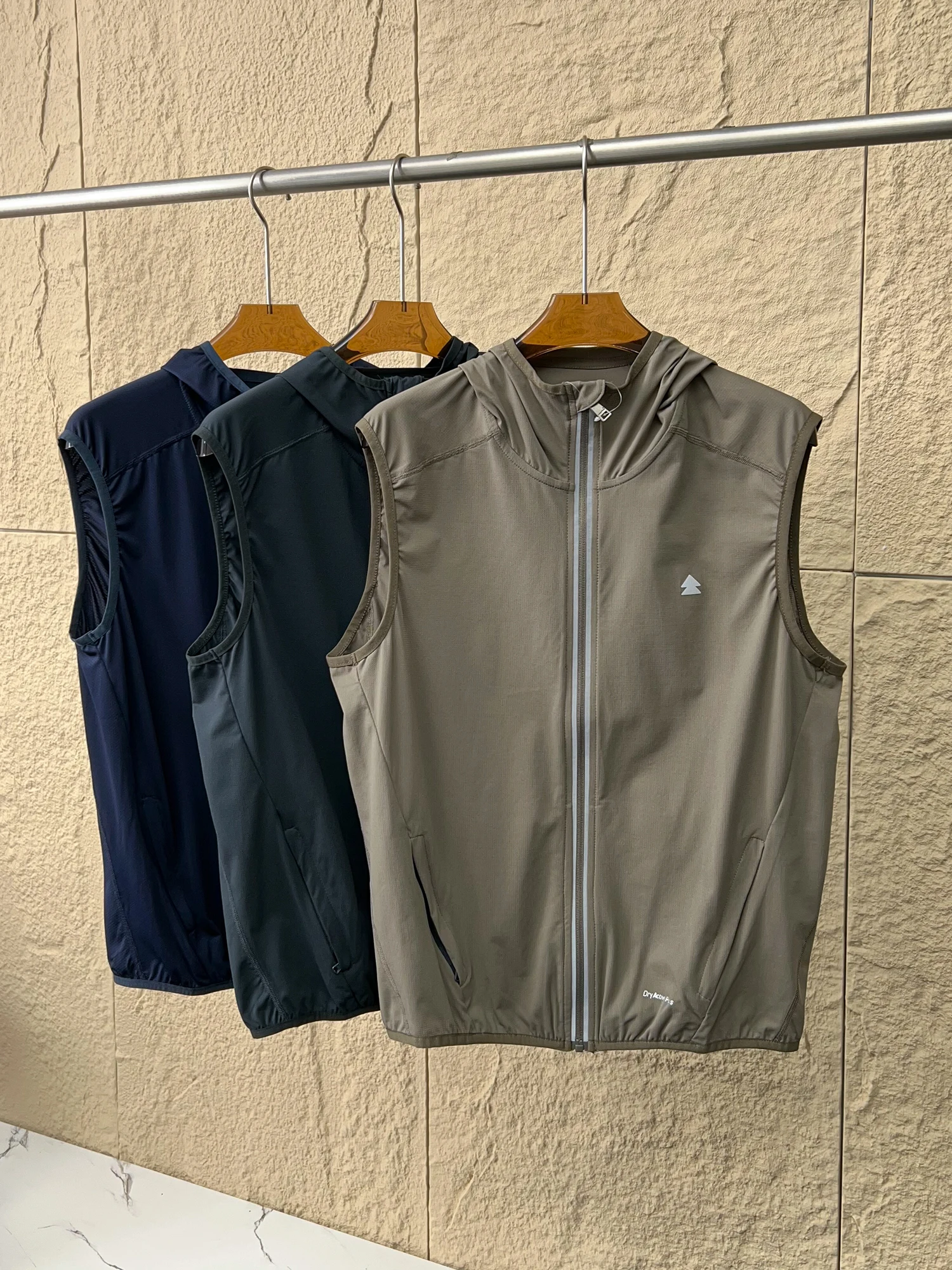Outdoor Reflective Breathable Mesh Lightweight Quick Dry Casual Hatless Sleeveless Vest for Men Summer Comfortable Clothing
Outdoor Reflective Breathable Mesh Lightweight Quick Dry Casual Hatless Sleeveless Vest for Men Summer Comfortable Clothing