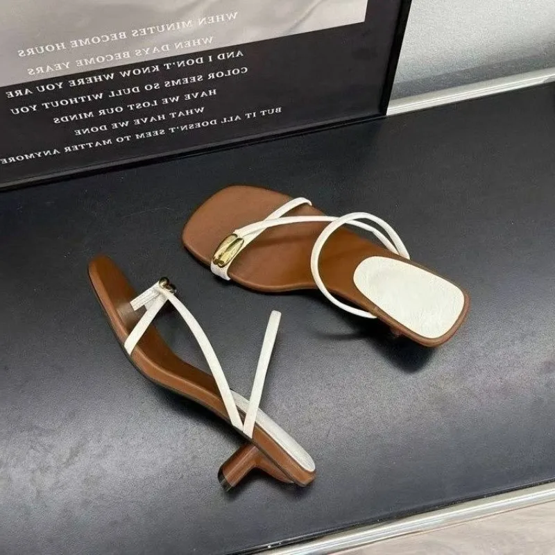 2026 Women's Metal Buckle Embellishment Square Open Toe Hollow Out Comfortable Elegant Slippers Women Fashionable Casual Sandals
2026 Women's Metal Buckle Embellishment Square Open Toe Hollow Out Comfortable Elegant Slippers Women Fashionable Casual Sandals