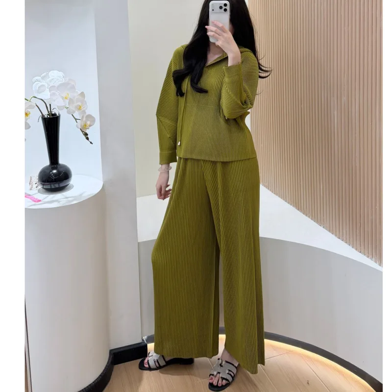 Весна 2026, новый повседневный плиссированный женский комплект из двух предметов, высококачественный пуловер с капюшоном, толстовка и повседневные прямые широкие брюки
Весна 2026, новый повседневный плиссированный женский комплект из двух предметов, высококачественный пуловер с капюшоном, толстовка и повседневные прямые широкие брюки
