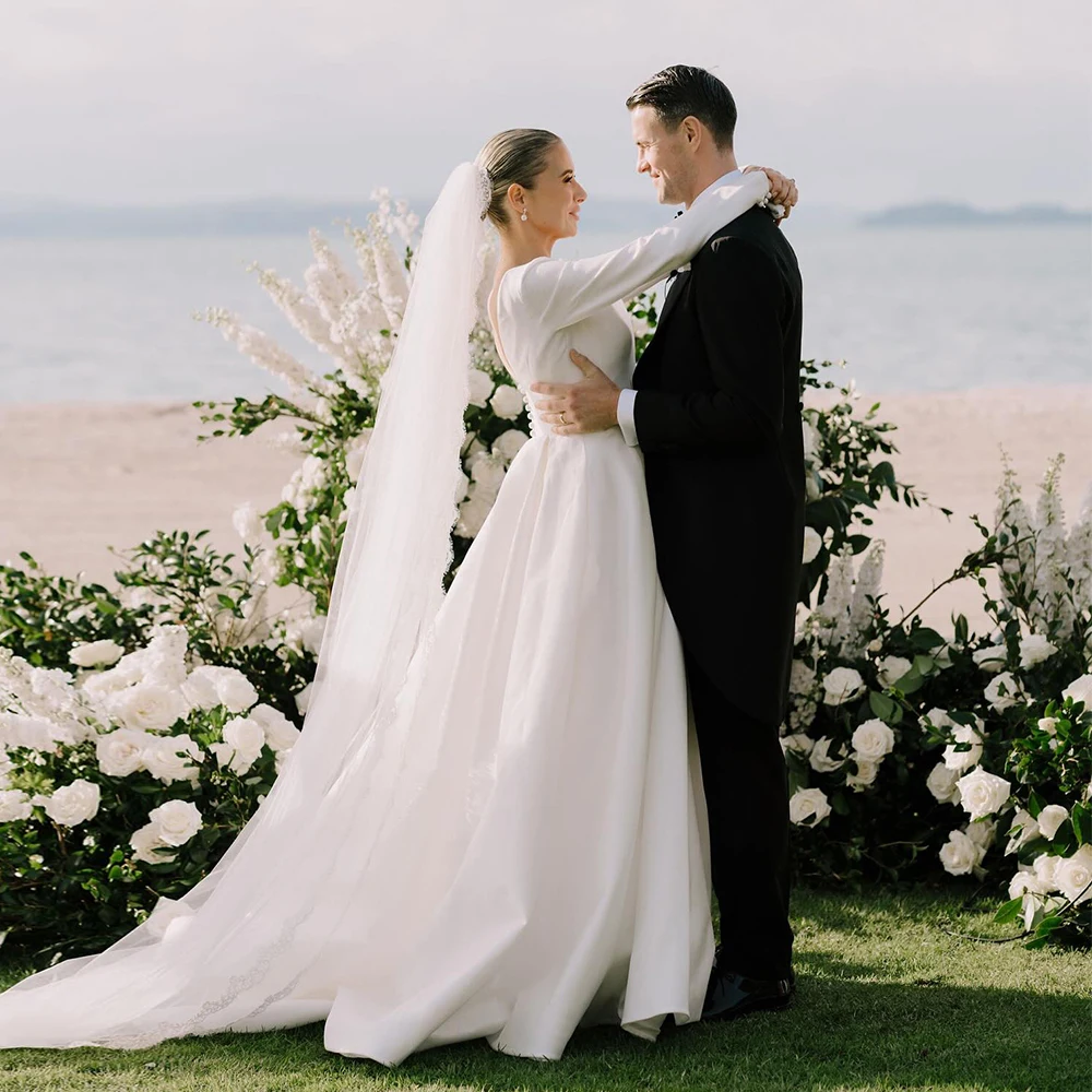 Customized Satin Long Sleeves Wedding Dress Elegant A Line Backless Bridal Outdoor Garden Wedding Gown Robe De Mariée TSWD560
Customized Satin Long Sleeves Wedding Dress Elegant A Line Backless Bridal Outdoor Garden Wedding Gown Robe De Mariée TSWD560