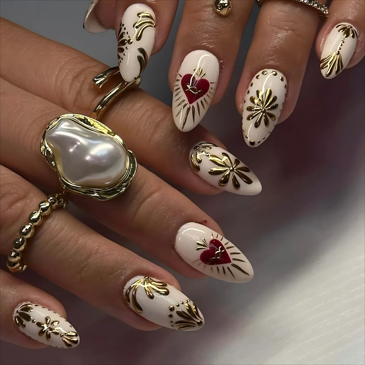 24pcs Gilded Flower Pattern Stick on Nail Art Wearable White Mid-length Almond Fake Nails Tips Love Design Press on False Nails
24pcs Gilded Flower Pattern Stick on Nail Art Wearable White Mid-length Almond Fake Nails Tips Love Design Press on False Nails