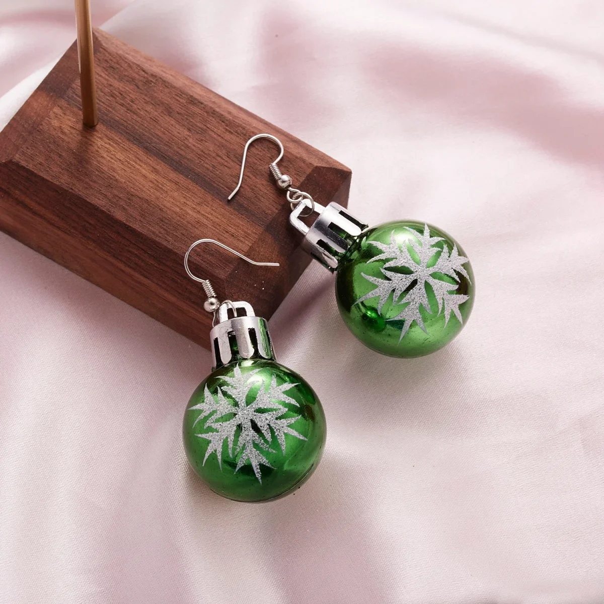 1Pair Christmas Snowflake Pattern Resin Bulb Drop Earrings, Simple 3D Green Round Ball Design with Silver Hooks, Festive Holiday Jewelry Gifts for Women and Men, Perfect for Christmas Parties
1Pair Christmas Snowflake Pattern Resin Bulb Drop Earrings, Simple 3D Green Round Ball Design with Silver Hooks, Festive Holiday Jewelry Gifts for Women and Men, Perfect for Christmas Parties