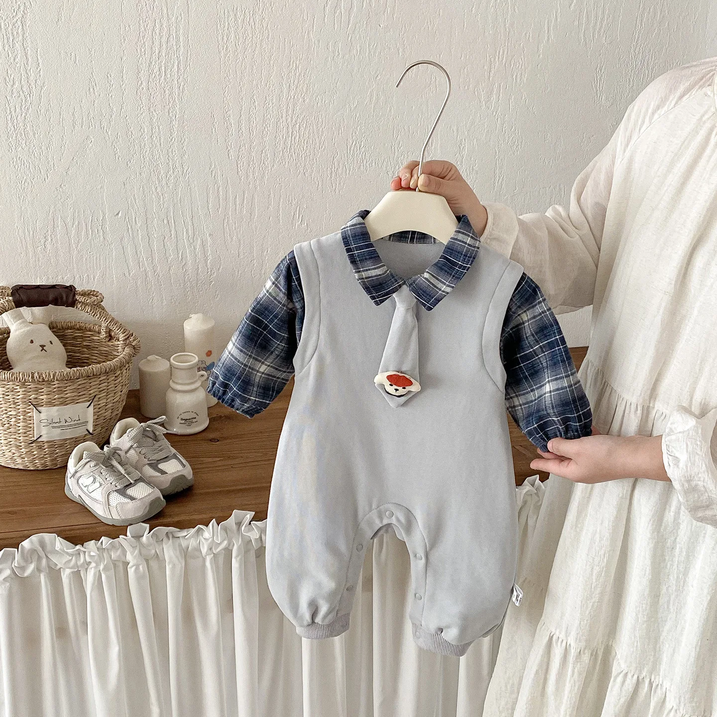 Весна 2026, длинный комбинезон в клетку для маленьких мальчиков, ложный комбинезон из двух предметов с галстуком, дышащий хлопок, удобный крой Baby Rer
Весна 2026, длинный комбинезон в клетку для маленьких мальчиков, ложный комбинезон из двух предметов с галстуком, дышащий хлопок, удобный крой Baby Rer