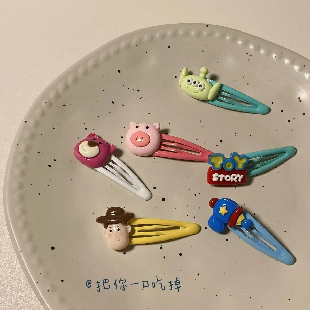 Toy Story cartoon cute bangs hair clip dopamine color hair side clip decoration for girls fun gift for best friend
Toy Story cartoon cute bangs hair clip dopamine color hair side clip decoration for girls fun gift for best friend