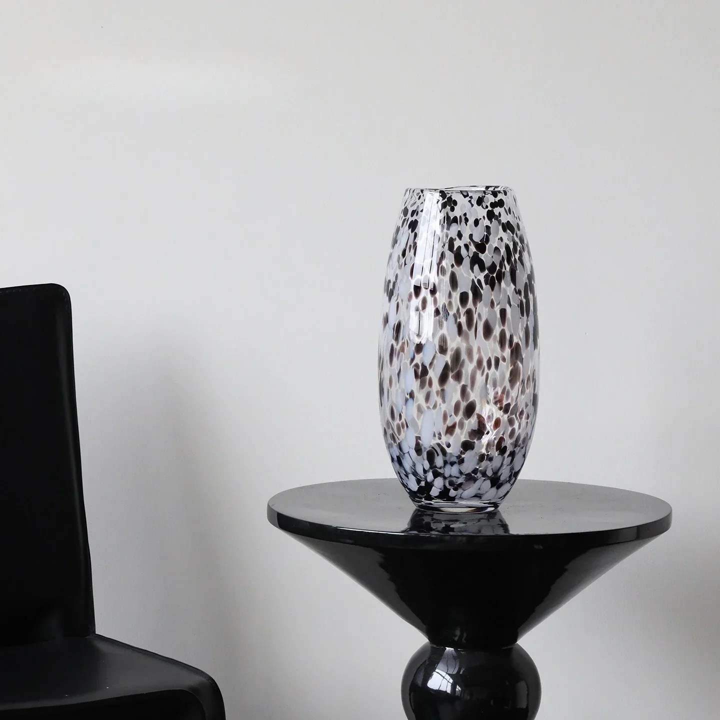 CL light luxury high-end black and white glass vase high-value arrangement ornament decorative art flower ware
CL light luxury high-end black and white glass vase high-value arrangement ornament decorative art flower ware