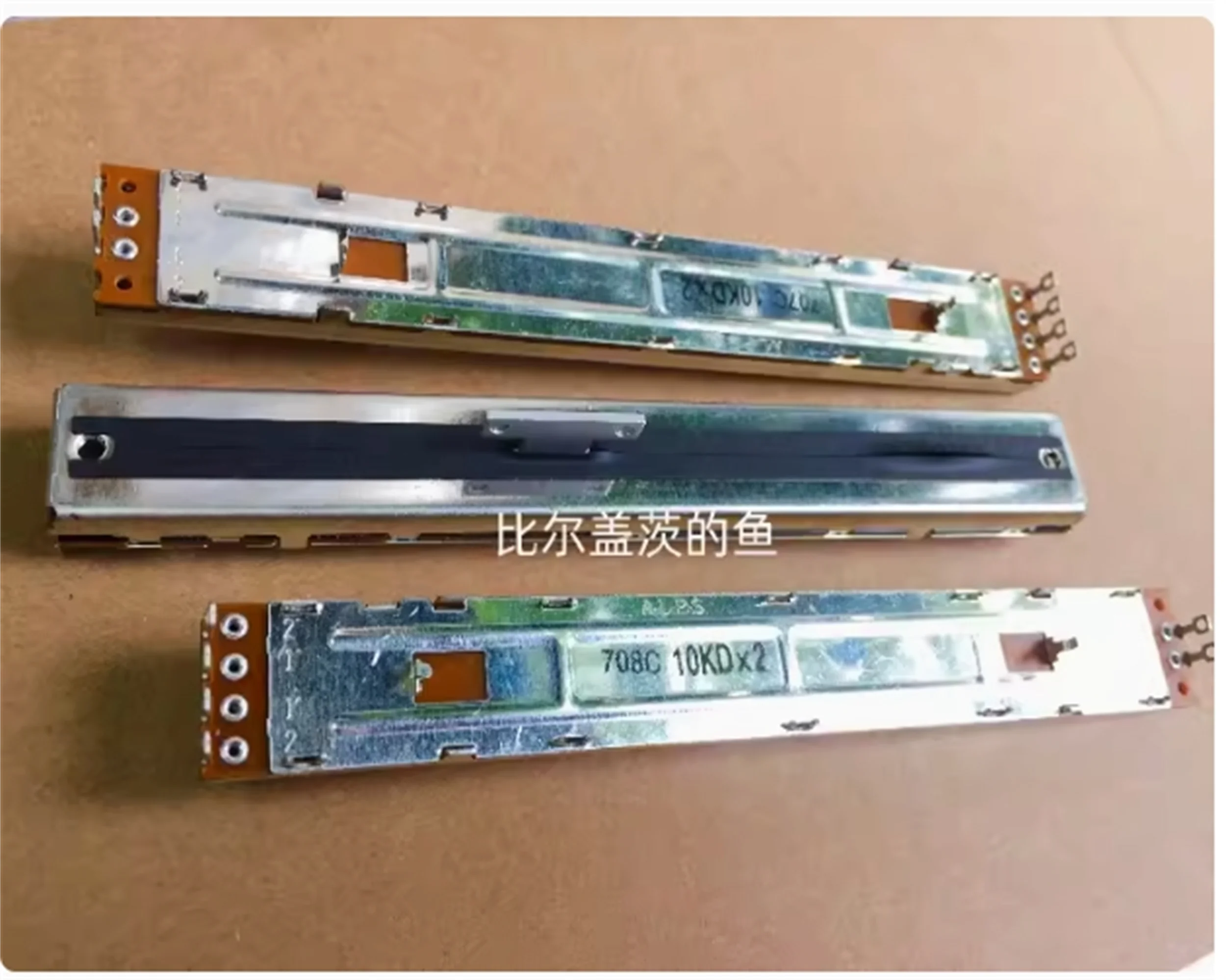 1 PCS Japanese ALPS 12.8cm mixing console sliding potentiometer D10K dual axis length 8TMM direct sliding potentiometer
1 PCS Japanese ALPS 12.8cm mixing console sliding potentiometer D10K dual axis length 8TMM direct sliding potentiometer