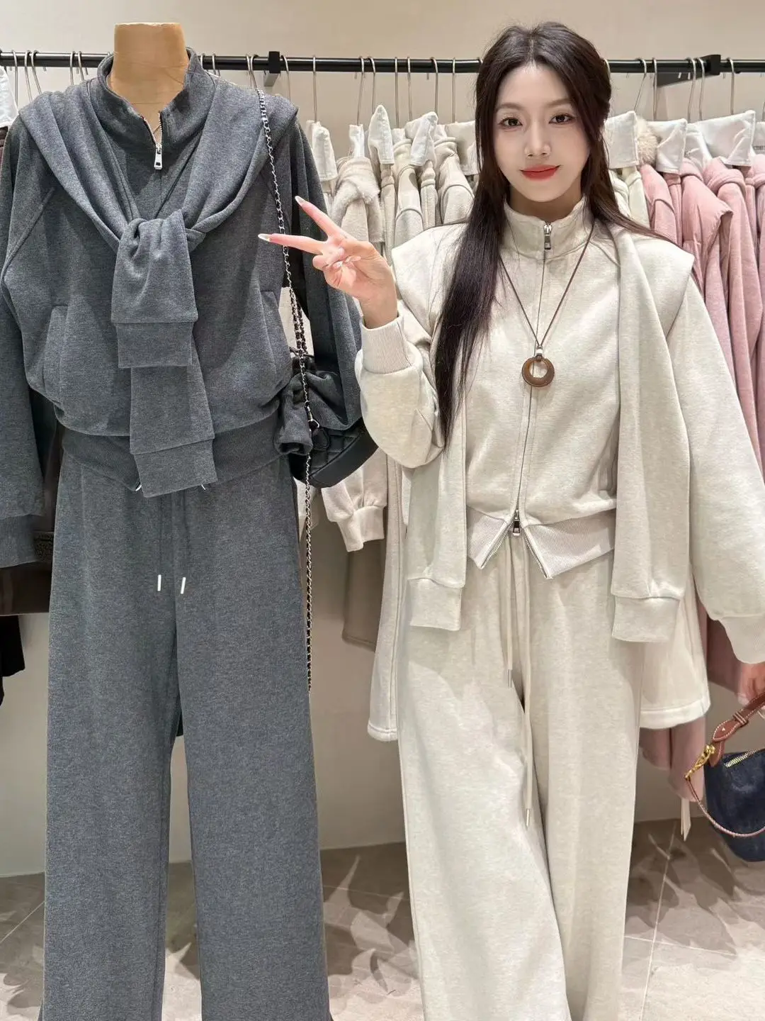 Корейский модный комплект из трех предметов: женская зимняя куртка с воротником-стойкой, длинные брюки, утепленный хлопковый повседневный рабочий костюм
Корейский модный комплект из трех предметов: женская зимняя куртка с воротником-стойкой, длинные брюки, утепленный хлопковый повседневный рабочий костюм