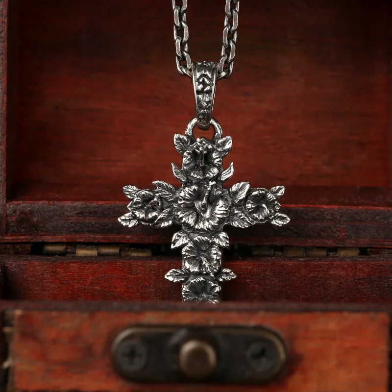 silver pendant men's personalized necklace pendant cross pattern Thai silver retro retro style personality ornament
silver pendant men's personalized necklace pendant cross pattern Thai silver retro retro style personality ornament