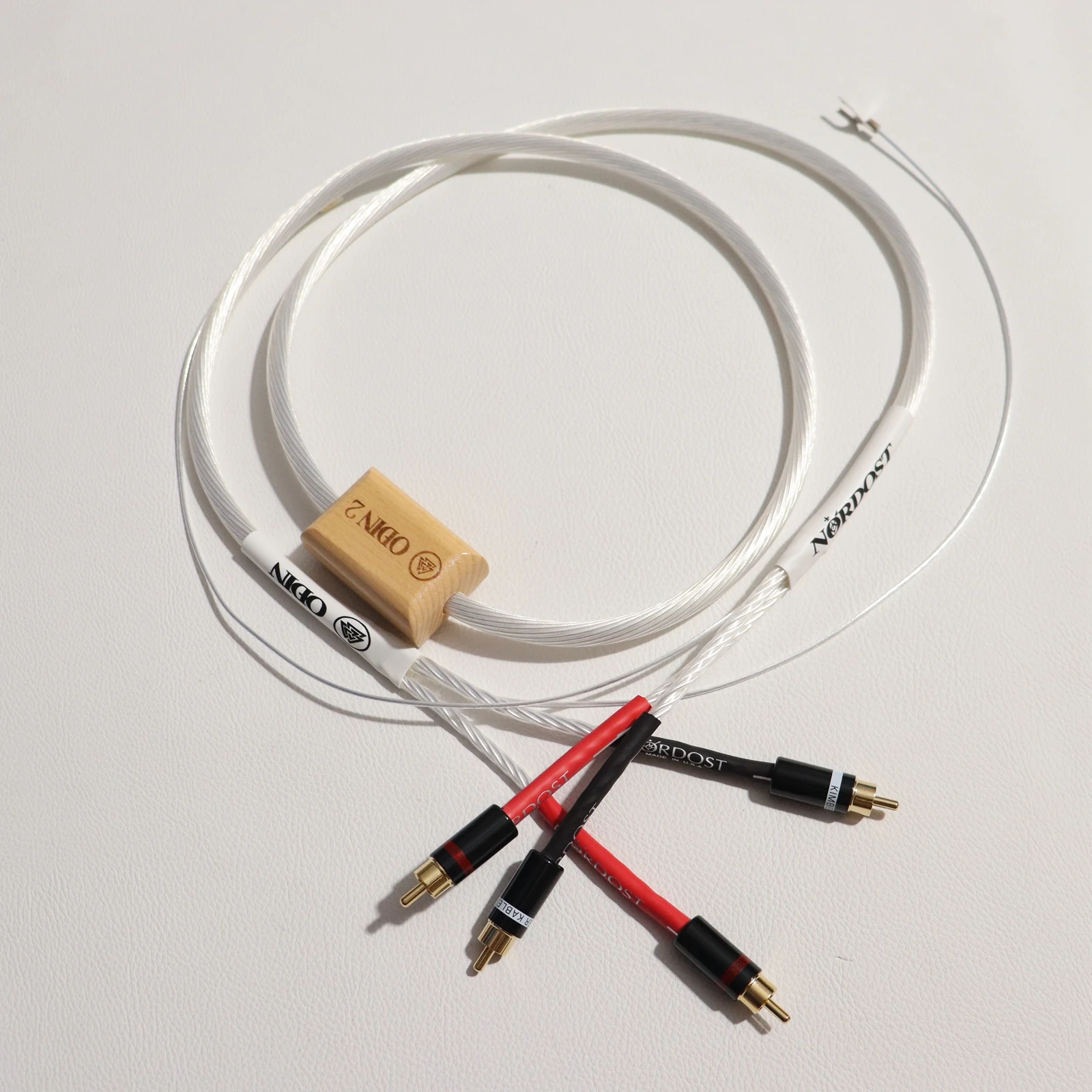 ZUIDIDI Audiophile Grade LP Vinyl Record Tonearm Phonograph Cable OCC Silver Conductor HiFi Audio RCA Line with Ground Wire
ZUIDIDI Audiophile Grade LP Vinyl Record Tonearm Phonograph Cable OCC Silver Conductor HiFi Audio RCA Line with Ground Wire