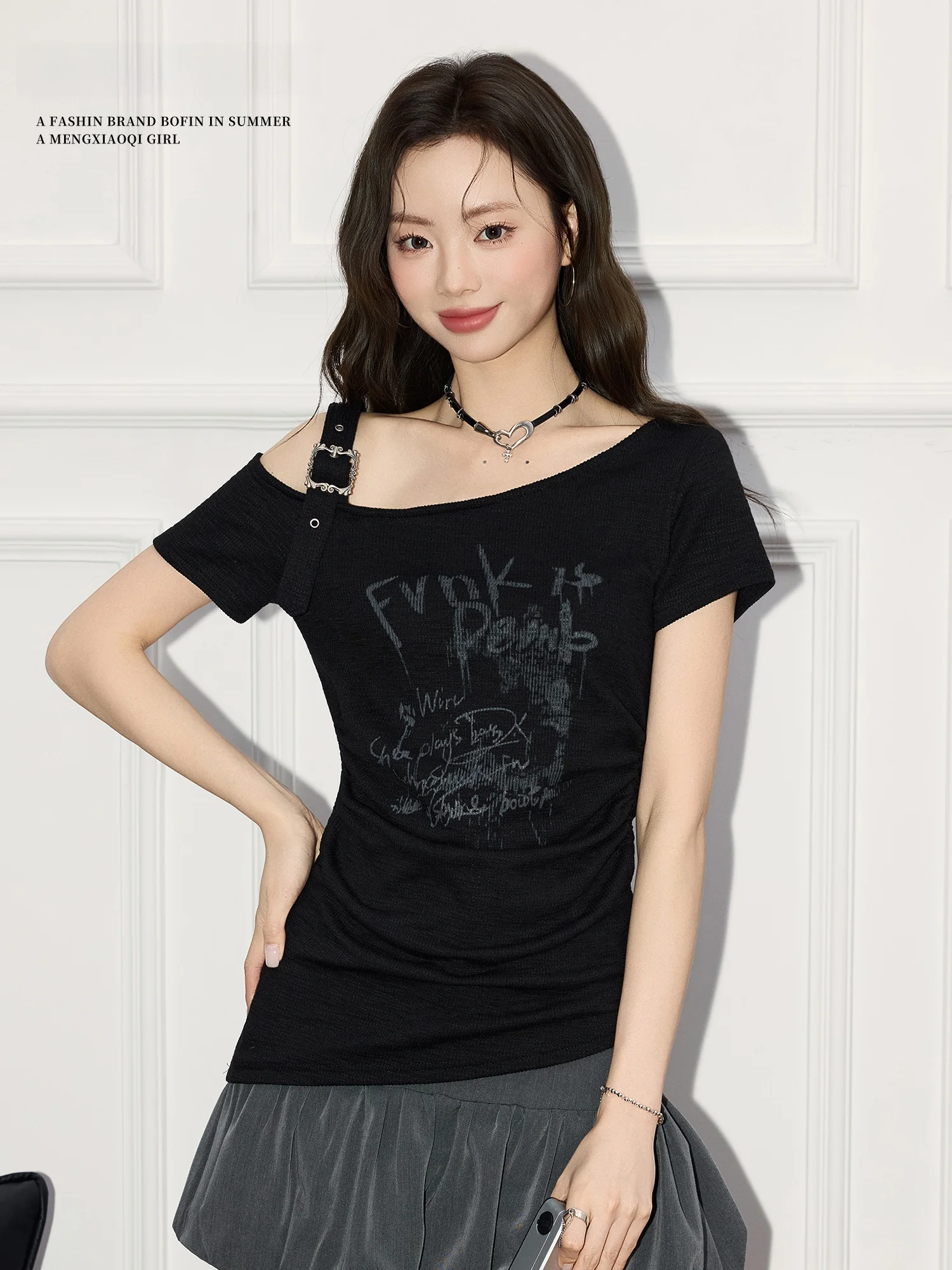 Meng Xiaoqi American Hot Girl Style Black Off-Shoulder Short Sleeve T-Shirt Women's Summer High-End Letter Print Slim Fit Top
Meng Xiaoqi American Hot Girl Style Black Off-Shoulder Short Sleeve T-Shirt Women's Summer High-End Letter Print Slim Fit Top