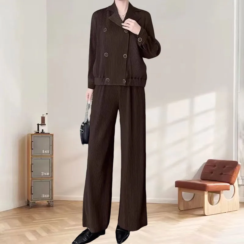 Miyake плиссированный винтажный брючный костюм женский осень 2025 повседневный двубортный пиджак с воротником куртка свободные прямые брюки комплект из 2 предметов
Miyake плиссированный винтажный брючный костюм женский осень 2025 повседневный двубортный пиджак с воротником куртка свободные прямые брюки комплект из 2 предметов