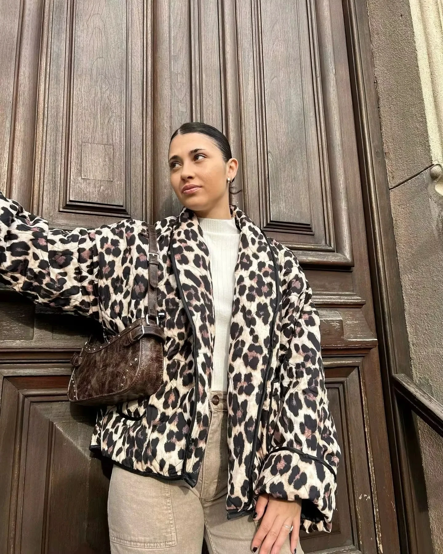 Vintage Fashion Leopard Print Loose Jacket Women Winter Casual Cardigan Top Streetwear Quilted Coat Chic Female New in Outfit
Vintage Fashion Leopard Print Loose Jacket Women Winter Casual Cardigan Top Streetwear Quilted Coat Chic Female New in Outfit