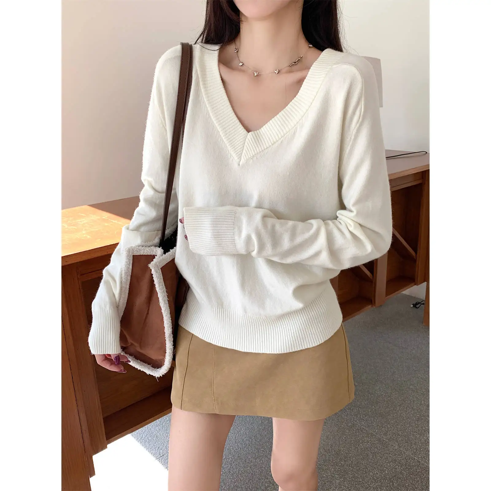 Soft V-Neck Knitwear Women's Loose Comfortable Long Sleeve Base Layer Shirt Autumn Winter Inner Wear Outer Wear Lazy Style Top
Soft V-Neck Knitwear Women's Loose Comfortable Long Sleeve Base Layer Shirt Autumn Winter Inner Wear Outer Wear Lazy Style Top
